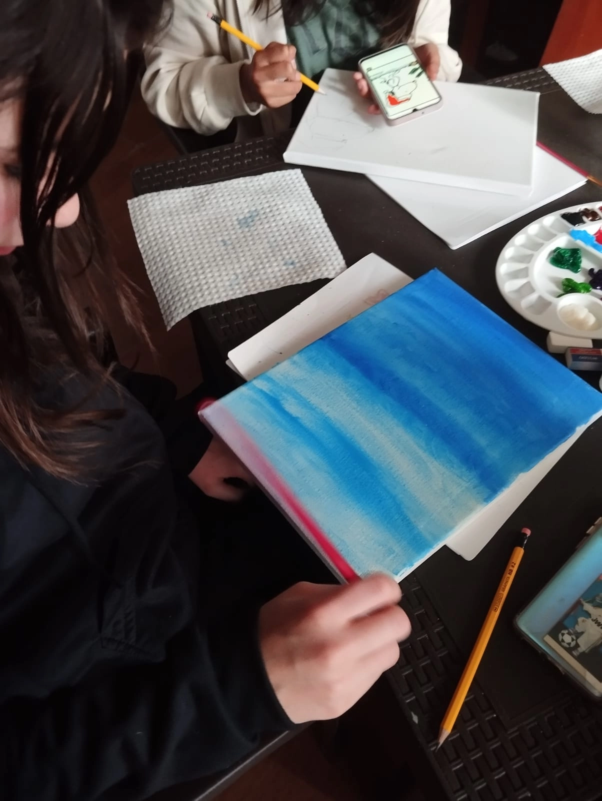 Expresion creativa con pintura en un espacio de arte terapia